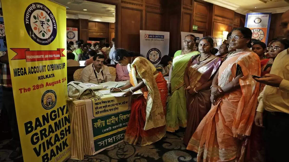 வங்கி கணக்கு தொடங்கும் பெண்கள்