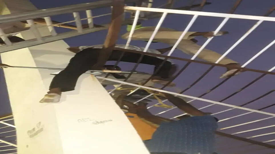 அண்ணாநகர் டவர் மீது ஏறி தற்கொலைக்கு முயன்ற காவலர்..!! கமிஷ்னர் உடனே வர வேண்டும் என அடம்பிடித்ததால் பரபரப்பு.. 