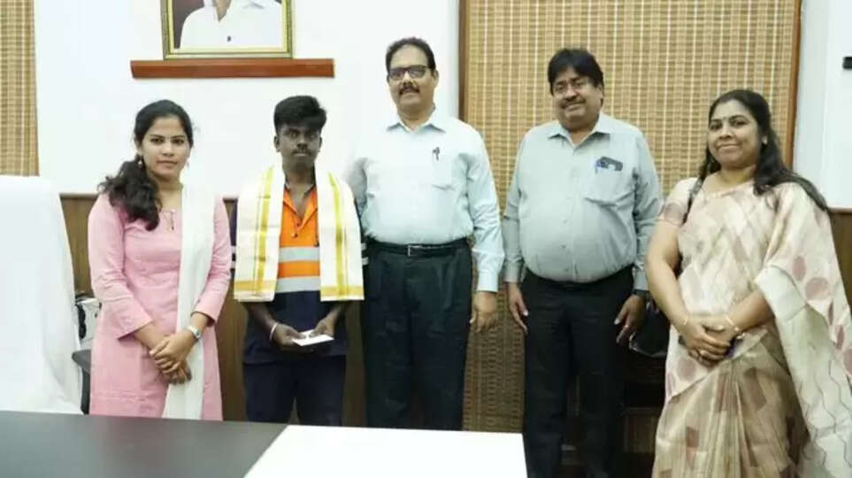 குப்பையில் கிடைத்த வைர நெக்லஸ் : தூய்மை பணியாளரை பாராட்டிய மேயர் பிரியா.. 