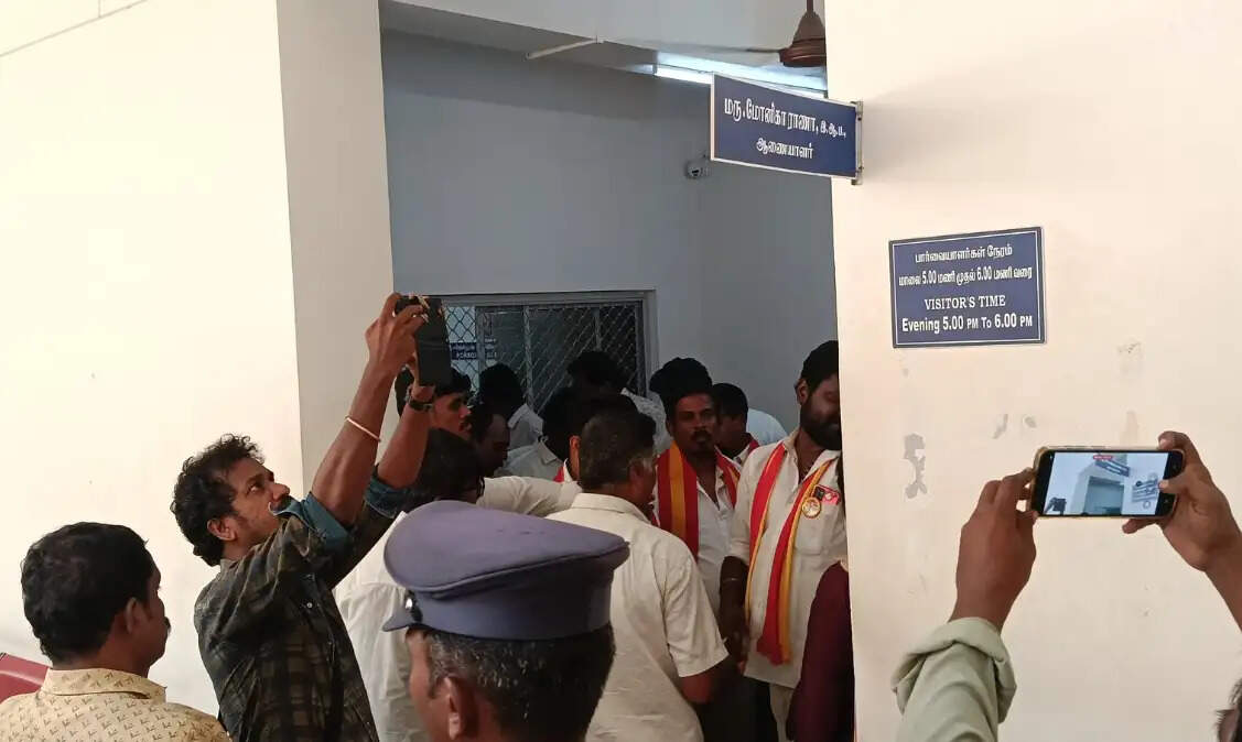 நெல்லை மாநகராட்சி அலுவலகத்திற்குள் புகுந்து முதல்வர் விஜய் படத்தை வைக்கக்கோரி தவெகவினர் வாக்குவாதம்