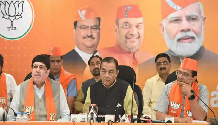 மோகன்சிங் ரத்வா (நடுவில்)