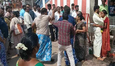 காதல் திருமணத்திற்கு எதிர்ப்பு- இருவிட்டார் சண்டைக்கு இடையே சைக்கிள் கேப்பில் தாலி கட்டிய இளைஞர்