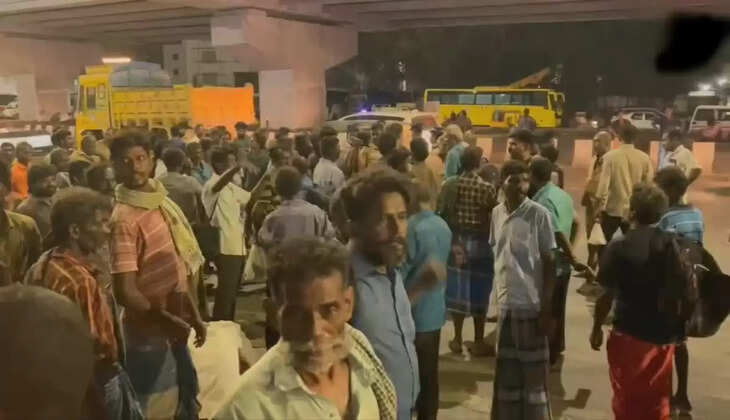 தூங்கிக்கொண்டிருந்தவர்கள் மீது தடியடி நடத்துய போலீஸ்..!&nbsp; மறியலில் ஈடுபட்ட மக்கள்.. கோயம்பேட்டில் பரபரப்பு..