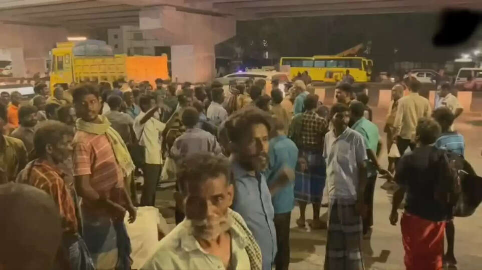 தூங்கிக்கொண்டிருந்தவர்கள் மீது தடியடி நடத்துய போலீஸ்..!  மறியலில் ஈடுபட்ட மக்கள்.. கோயம்பேட்டில் பரபரப்பு..