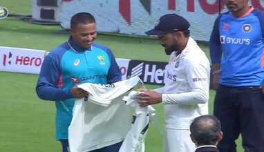 ஆஸ்திரேலிய வீரர்களுக்கு ஜெர்ஸியை பரிசளித்த விராட் கோலி