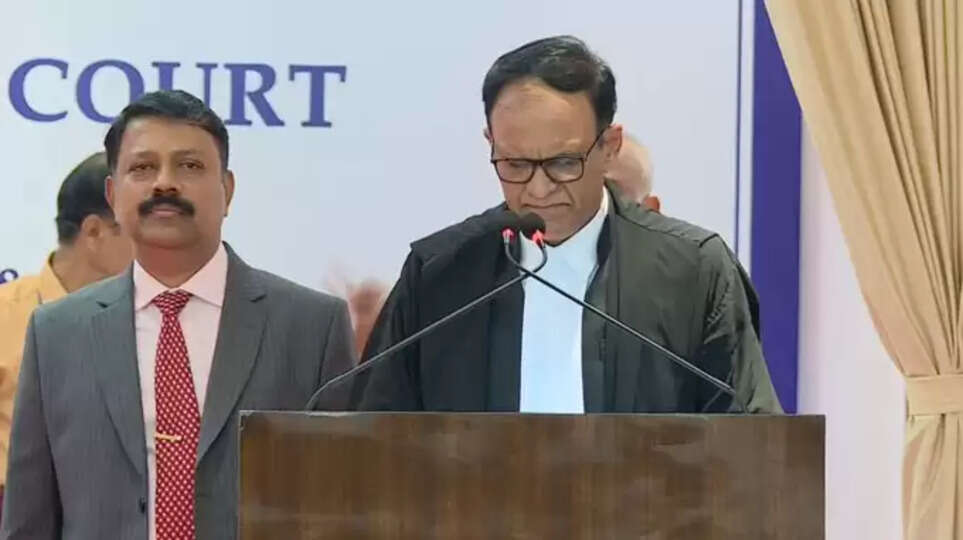 சென்னை உயர் நீதிமன்ற தலைமை நீதிபதியாக நீதிபதி கங்காபூர்வாலா பொறுப்பேற்பு..  