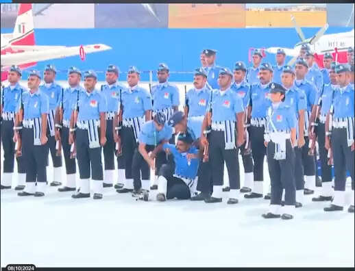 விமானப்படை அணிவகுப்பு நிகழ்வின்போது மயங்கிய வீரர்கள்.. ஸ்ட்ரெச்சரில் தூக்கிச் சென்ற சக வீரர்கள்..!