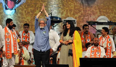 ஜெய்தேவ் தாக்கரே (கை கூப்பி வணங்குபவர்)