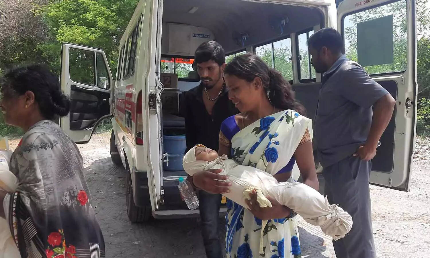 சாலை இல்லாததால் பச்சிளம் குழந்தை உடலை 10 கி.மீ சுமந்த்து சென்ற பெற்றோர் - அன்புமணி..