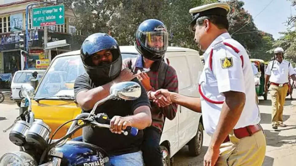  இனி பைக்ல பின்னாடி உக்காந்துட்டு போனாலும் ஹெல்மெட் போடனும் - சென்னை போலீஸ் வைத்த செக்..