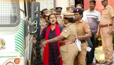 "அரசியல் அராஜகம் ஒழிக, நீதி வெல்லட்டும்"- கஸ்தூரி முழக்கம்