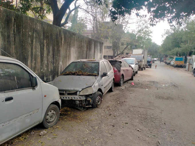 சென்னை: சாலைகளில் நீண்ட நாட்களாக கேட்பாரற்று நிற்கும் வாகனங்கள் பறிமுதல்