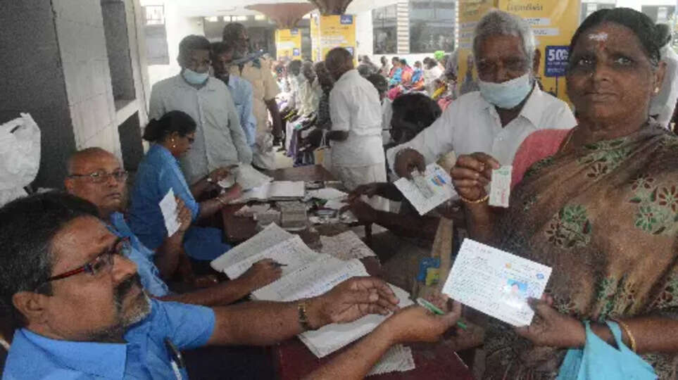 மூத்த குடிமக்களுக்கு  கட்டணமில்லா பேருந்து டோக்கன்.. 27 மையங்களில் பணிகள் தீவிரம்.. 