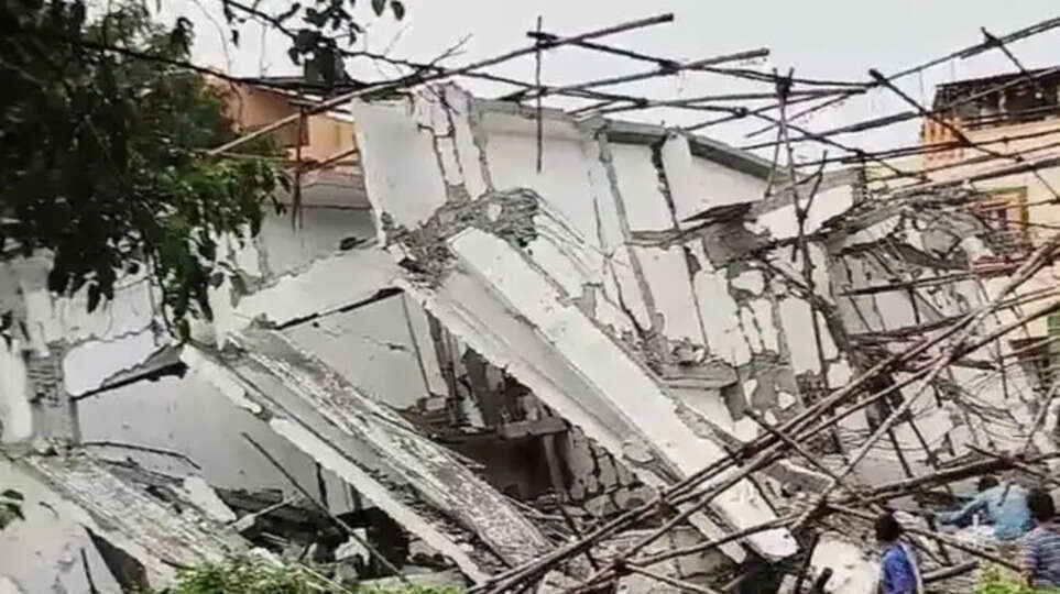 நொடிப்பொழுதில் சட்டென சரிந்த அடுக்குமாடி கட்டடம்! அதிர்ச்சி காட்சி