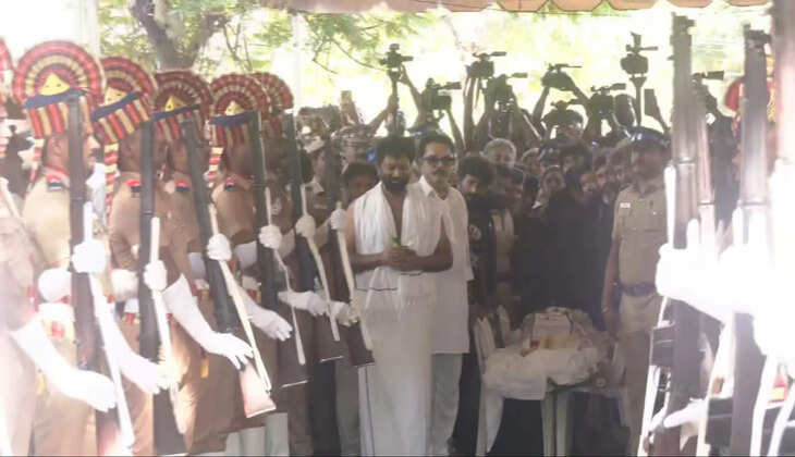 பாக்யராஜ் உடலுக்கு காவல்துறை அணிவகுப்பு மரியாதை