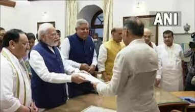 அதிகாரியிடமிருந்து ஆவணங்களை பெறும் பிரதமர் மோடி