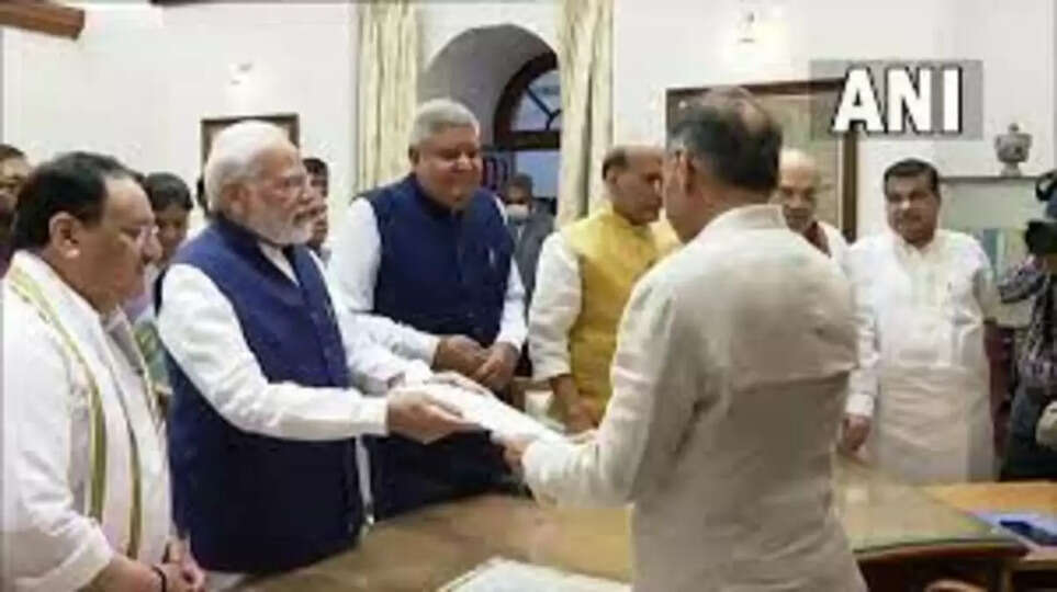 அதிகாரியிடமிருந்து ஆவணங்களை பெறும் பிரதமர் மோடி