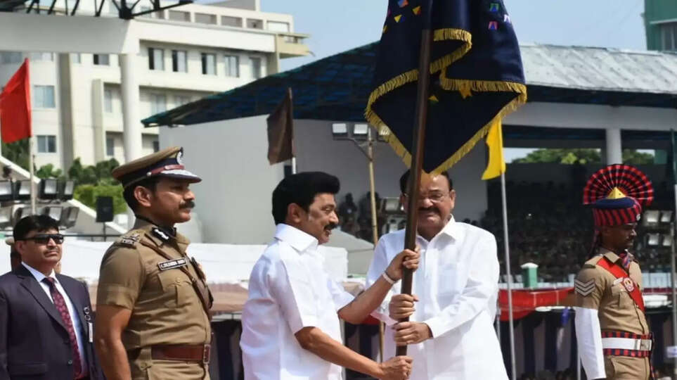  தமிழக காவல்துறைக்கு , குடியரசுத் தலைவர் சிறப்புக்கொடி அந்தஸ்து..