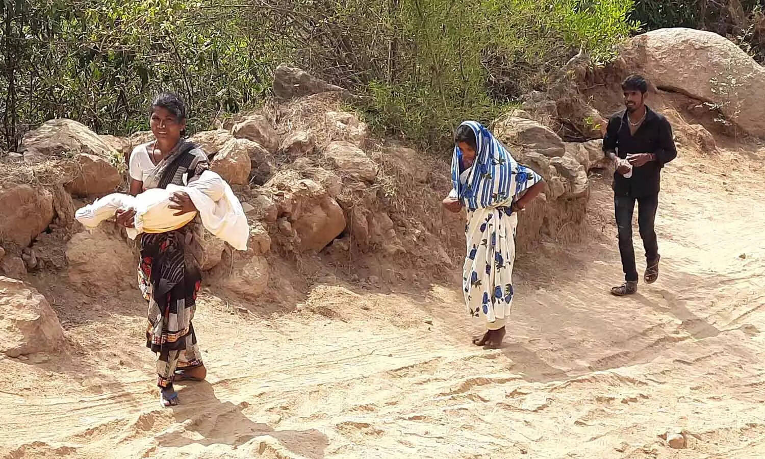 சாலை இல்லாததால் பச்சிளம் குழந்தை உடலை 10 கி.மீ சுமந்த்து சென்ற பெற்றோர் - அன்புமணி..