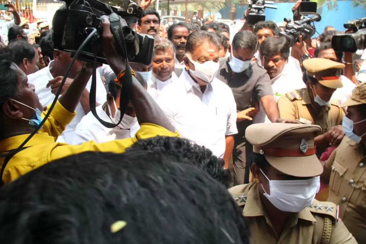 ஆறுமுகசாமி விசாரணை ஆணையம் முன்பு முதன் முறையாக ஓபிஎஸ், இளவரசி ஆஜர்..