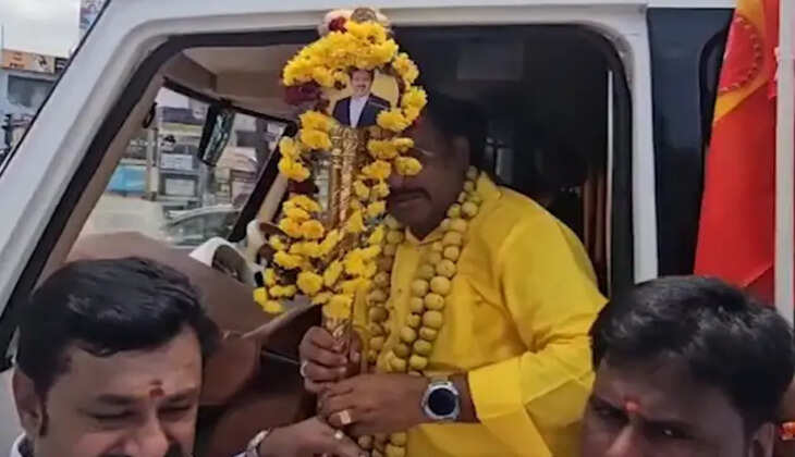 நடை பயணம் மேற்கொண்ட தவெகவினரை எச்சரித்த போலீஸ் - கைது என்றவுடன் ஓட்டம் பிடித்த தவெகவினர்