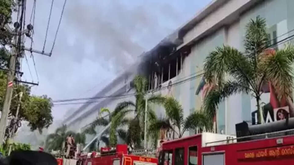 கேரளாவில் துணிக்கடையில் பயங்கர தீ விபத்து.. 