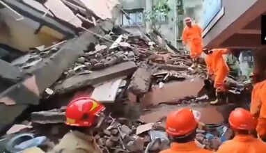 மும்பையில் 3 மாடிக் கட்டிடம் இடிந்து விழுந்தது.. 2 பேர் காயம்