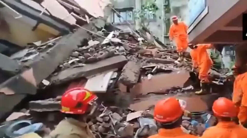 மும்பையில் 3 மாடிக் கட்டிடம் இடிந்து விழுந்தது.. 2 பேர் காயம்