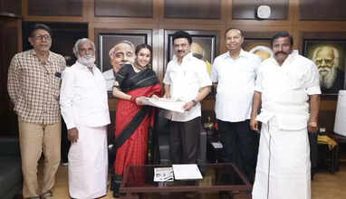 நடிகர் சத்யராஜின் மகள் திவ்யா திமுகவில் இணைந்தார்.