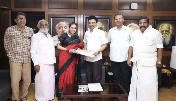 நடிகர் சத்யராஜின் மகள் திவ்யா திமுகவில் இணைந்தார்.