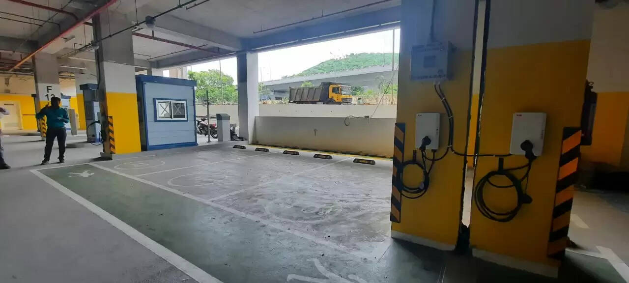 சென்னை விமான நிலையம் : பயன்பாட்டுக்கு வருகிறது அதிநவீன கார் பார்க்கிங்.. 