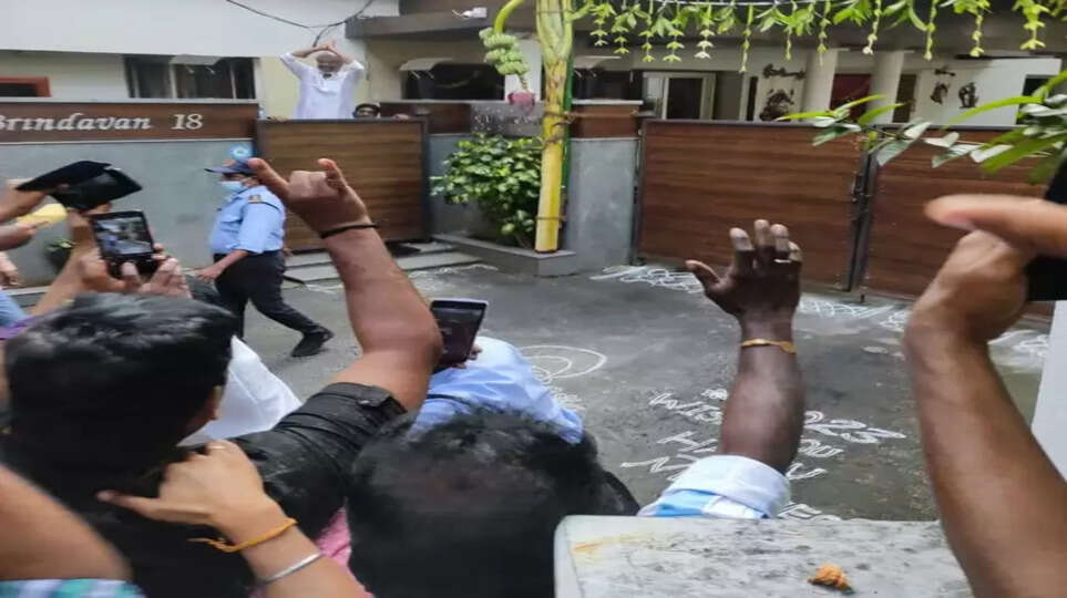 வீட்டின் முன்பு திரண்ட ரசிகர்கள் : புத்தாண்டு வாழ்த்து கூறிய ரஜினி..