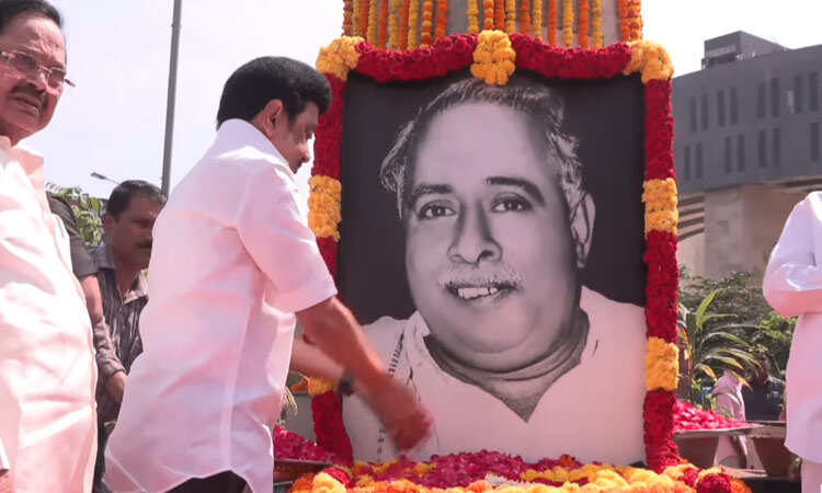 அண்ணா பிறந்தநாள்: முதல்வர் ஸ்டாலின் மலர்த்தூவி மரியாதை..  