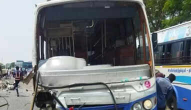 கார் டயர் வெடித்து அரசு பேருந்து மீது மோதியது- இருவர் பலி