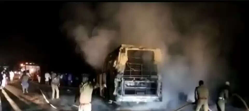 நள்ளிரவில் தீ பிடித்து எரிந்த பேருந்து.. ஜன்னல் வழியே குதித்து உயிர் தப்பிய 40 பேர்..