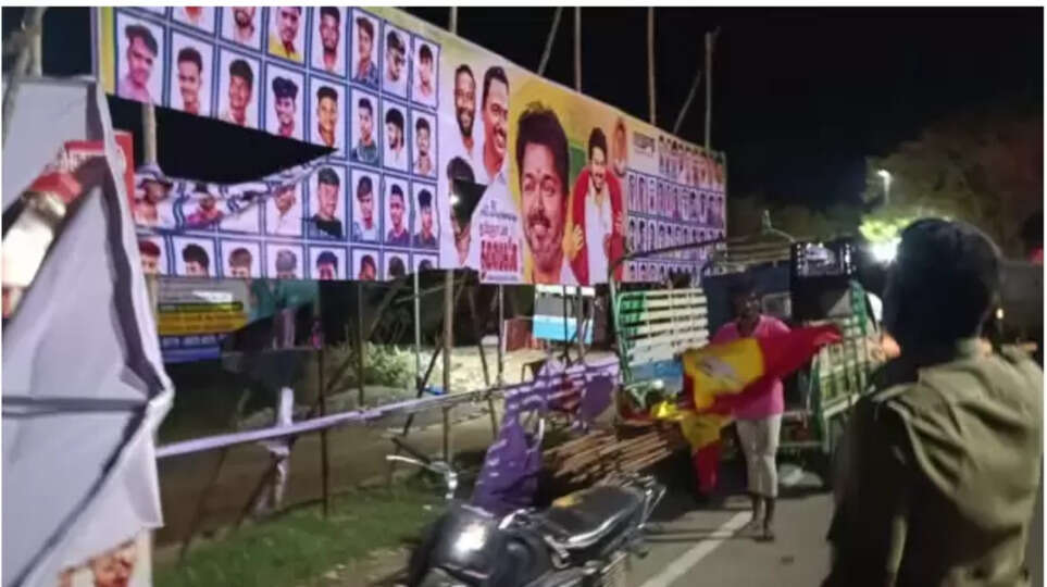 விஜய் பிறந்தநாளுக்கு வைத்த பேனர் கிழிப்பு..!!  தவெக மற்றும் திமுகவினர் மோதலில் இருவருக்கு மண்டை உடைப்பு..!!