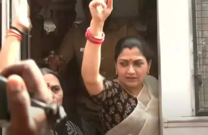 தடையை மீறி ஆர்ப்பாட்டம் - குஷ்பு உள்ளிட்ட பாஜகவினர் கைது