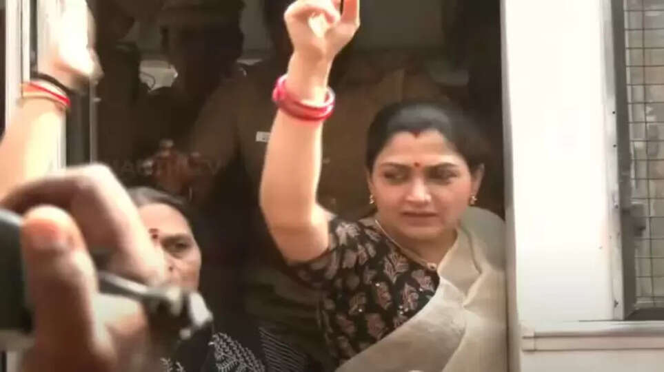 தடையை மீறி ஆர்ப்பாட்டம் - குஷ்பு உள்ளிட்ட பாஜகவினர் கைது