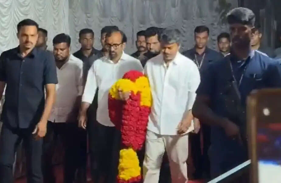 ஆர்.பி.சவுத்ரி உடலுக்கு விஜய் நேரில் அஞ்சலி