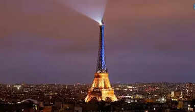 ரஷ்யா - உக்ரைன் போர் தொடங்கி ஓராண்டு நிறைவு..  ஈபிள் டவரை ஒளிரச் செய்து ஆதரவு தெரிவித்த பிரான்ஸ்.. 