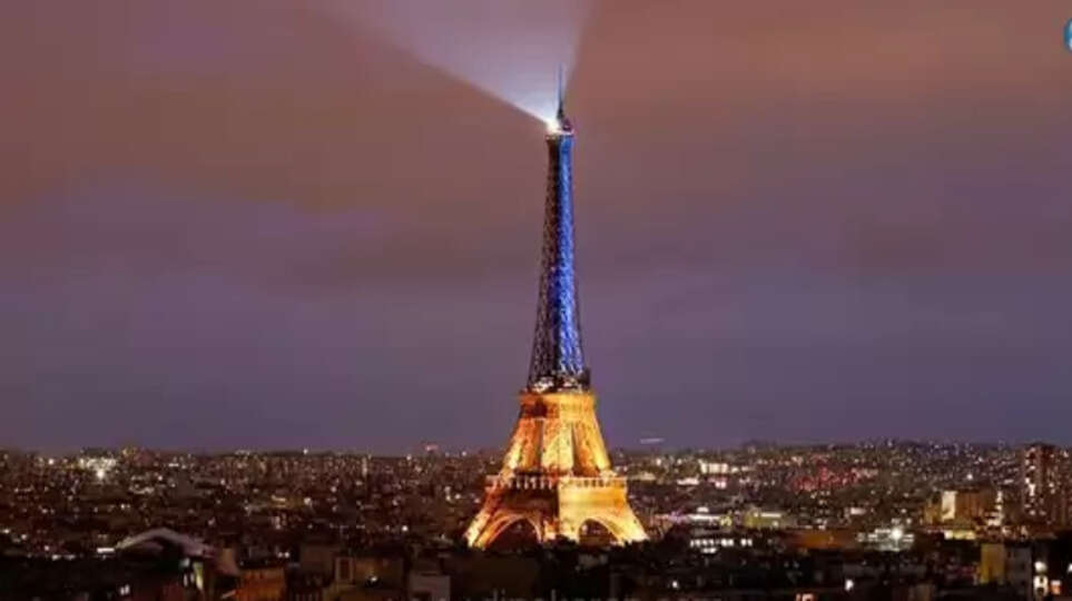 ரஷ்யா - உக்ரைன் போர் தொடங்கி ஓராண்டு நிறைவு..  ஈபிள் டவரை ஒளிரச் செய்து ஆதரவு தெரிவித்த பிரான்ஸ்.. 