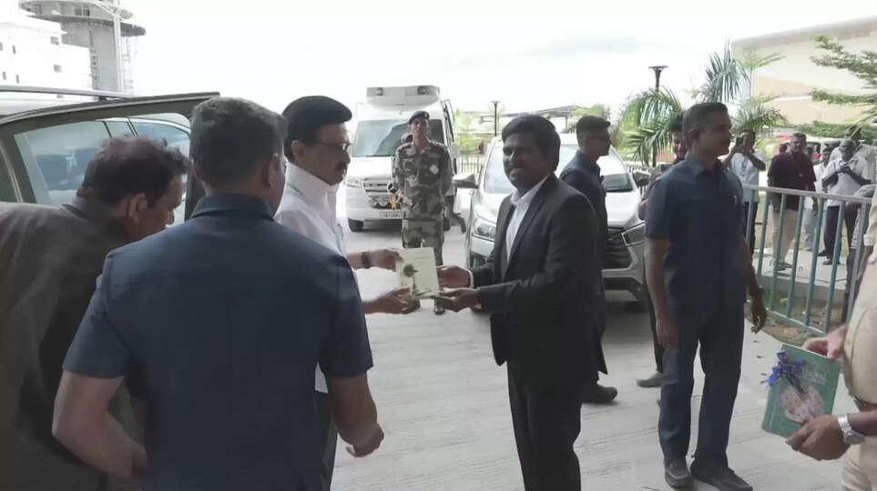 கல்லணை நீர் திறப்பு : திருச்சி விமான நிலையத்தில் முதல்வருக்கு உற்சாக வரவேற்பு..