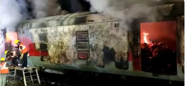 நள்ளிரவில்  ரயிலில் திடீர் தீ விபத்து.. அலறி அடித்து ஓடிய பயணிகள்.. தெலங்கானாவில் பதற்றம்..