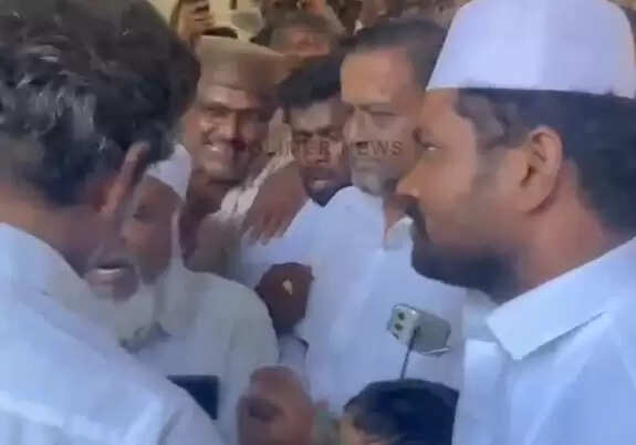 பள்ளிவாசலுக்கு சென்று பிரார்த்தனை செய்த தலைவர் விஜய்