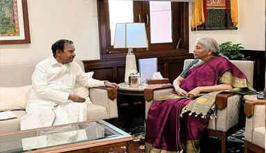 நிர்மலா சீதாராமனுடன் அதிமுக மூத்த தலைவர் தம்பிதுரை சந்திப்பு