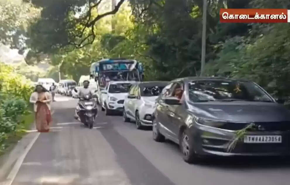 கொடைக்கானலில் குவியும் கூட்டம்- போக்குவரத்து ஸ்தம்பிப்பு