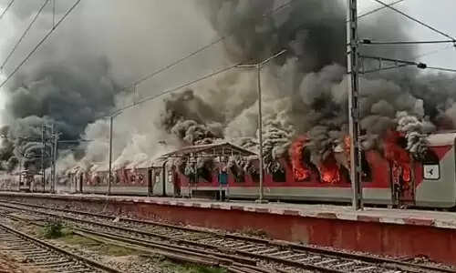 அக்னிபாத் திட்டத்திற்கு வலுக்கும் எதிர்ப்பு : மீண்டும் பீஹார், உ.பி.யில் ரயில்களுக்கு தீ வைப்பு..
