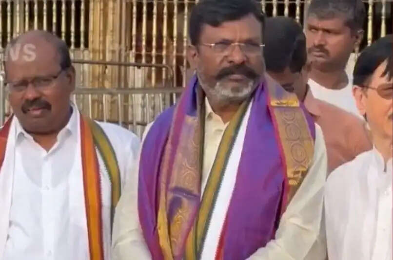 திருப்பதி கோயிலில் திருமாவளவன் சாமி தரிசனம்