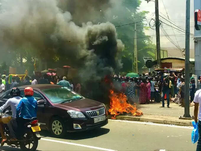 இலங்கை வன்முறை.. ஆளும்கட்சி எம்.பியை அடித்துக்கொன்ற போராட்டக்காரர்கள்..