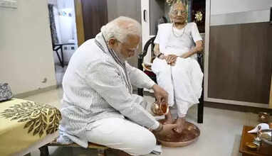 தாயாரின் 100வது பிறந்தநாளையொட்டி, ஆசிபெற்ற பிரதமர் மோடி..